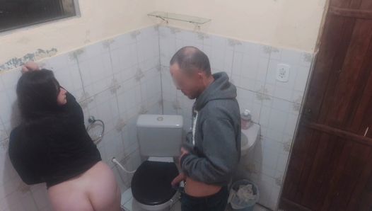 ele me segue até o banheiro de um bar, me irrita, me fode e goza na minha bucetinha