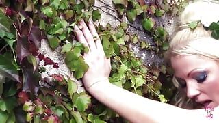 Uma fada loira adora receber um tratamento de pau e um facial no jardim