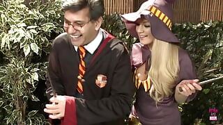 A recém-cunhada loira Feiticeira se junta à orgia fenomenal e pula em um pau enorme