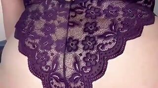 Adoração anal – lingerie roxa