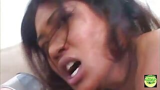 Asiática morena e loira branca se revezam tomando profundos impulsos anais durante o trio fumegante