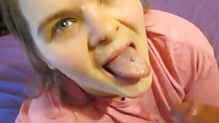 Chupando meu suco de buceta de um pau maricas quente, em seguida, tomando um rosto cheio de esguicho quente