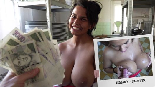 Czech Streets – Cozinheiro com Peitos Enormes e Mega Clitóris