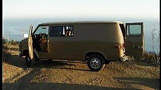 Duas putas negras gostosas desejando uma carne de pele pálida em uma van