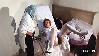 Esguichando amador – noiva francesa peluda fodida com fisting anal e inserção de banana