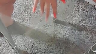 Esguichando na mesa de vidro e depois lambendo tudo limpo