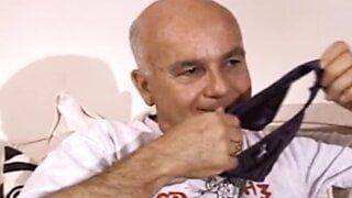 Esposa loira magrinha gosta de experiência sexual com estranho