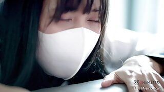 Estudante japonesa com bunda grande seduz para foder por trás!