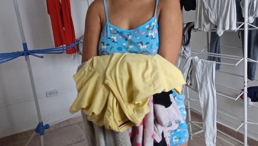 Eu faço sexo com uma garota do serviço que meu padrasto contratou, ele me fodeu na lavanderia até o fundo