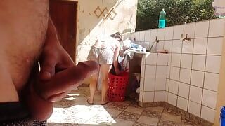 Eu peguei minha enteada lavando roupa em shorts, fiquei com tesão e gostei da buceta super gostosa dela