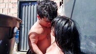 Fomos até o terraço da casa porque ouvimos um pingo de água vindo do telhado