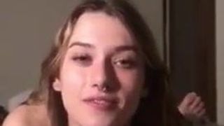 Gata de 18 anos dá punheta desleixada recebe facial