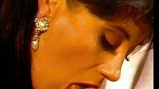 Madura faminta com peitos naturais pode lidar com dois garanhões ao mesmo tempo