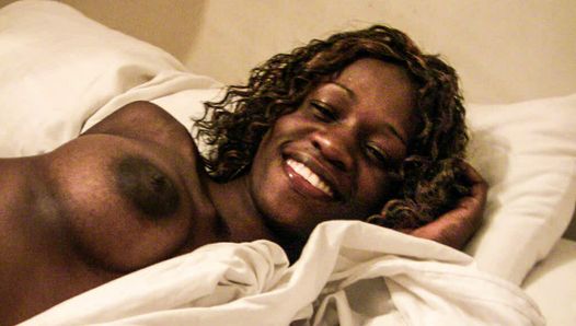 Magra zulu pequena adolescente alegremente prestes a cavalgar um grande pau branco