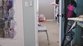 Mamãe encontra calcinha cheia de porra suja e brinca com elas até ela gozar nelas também