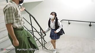 Menina de 18 anos com buceta apertada seduz homens casados para foder sua bunda