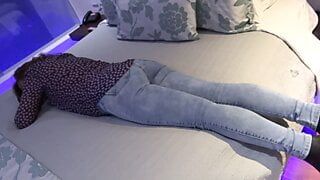 Minha esposa no motel com seu amante, escolhendo um grande consolo