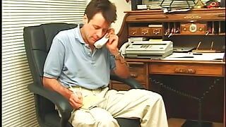 Negra puta fodida por garanhão branco na bunda e lambendo e enchendo bundas de brinquedos