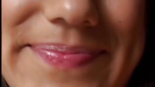 Quente morena adolescente é fodida com força por estranho