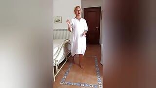 Selena está vestida sem roupa posando