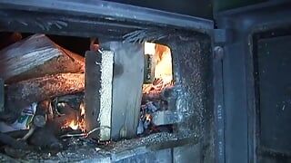 Uma garota alemã magra com cabelo vermelho quer porra profundamente dentro de sua boceta