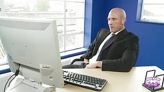 A gerente adora foder a milf em sua buceta peluda e molhada