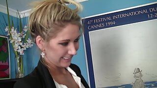 Alicia Riley acaba de fazer dezoito anos e quer comemorar