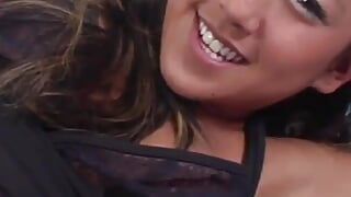 Buceta de 18 anos Tinah Star uma puta asiática nascida com raspada