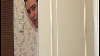 Duas putas alemãs com tesão cooperam em um pau grande