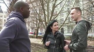 Gata de cabelos escuros em renda vermelha gosta de um grande pau monstro preto enquanto seu homem lambe sua buceta