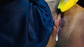 Indiana menina fodendo banana na buceta
