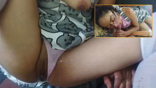 Minha amiga latina gostosa esguicha por todo o sofá