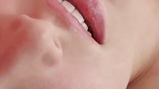 Minha namorada uma puta de 18 anos com cabelos castanhos gosta e